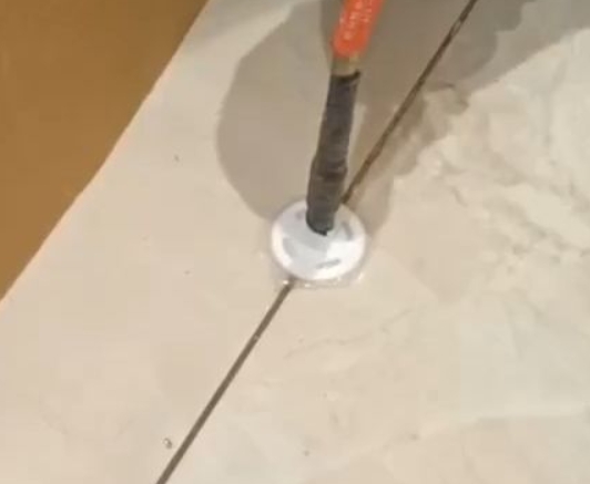 峰峰矿瓷砖空鼓维修公司专业解答瓷砖在铺贴过程中，如果没有涂抹均匀到位的粘结材料（如水泥砂浆或瓷砖胶），可能会导致以下问题